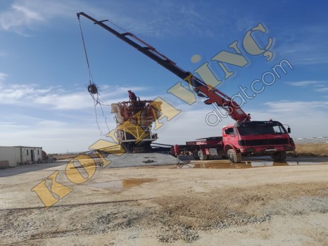AKKAR 30 TON TEK KIRMA VİNÇ MERCEDES ÜZERİNDE