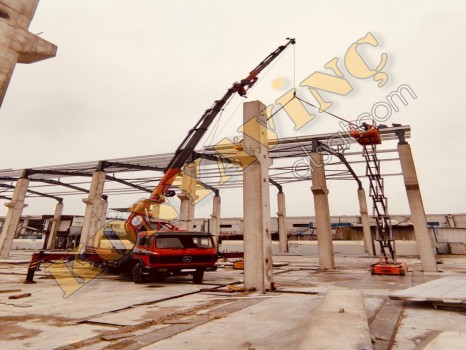 MERCEDES 2517 ÜZERİNDE AKKAR MARKA 35 TON ÇİFT KIRMA VİNÇ
