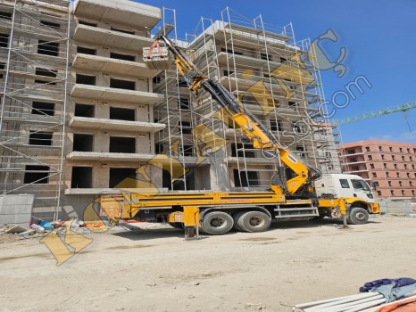 CARGO ÜZERİNDE HİDROKON MARKA ÇİFT KIRMA VİNÇ