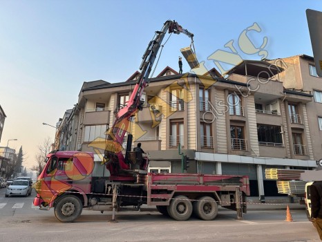 HİDRO ÖZ 30 TON ÇİFT KIRMA MERCEDES ÜZERİNDE